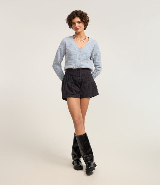 Shorts de sarja preta plissada com tingimento catiônico em camadas