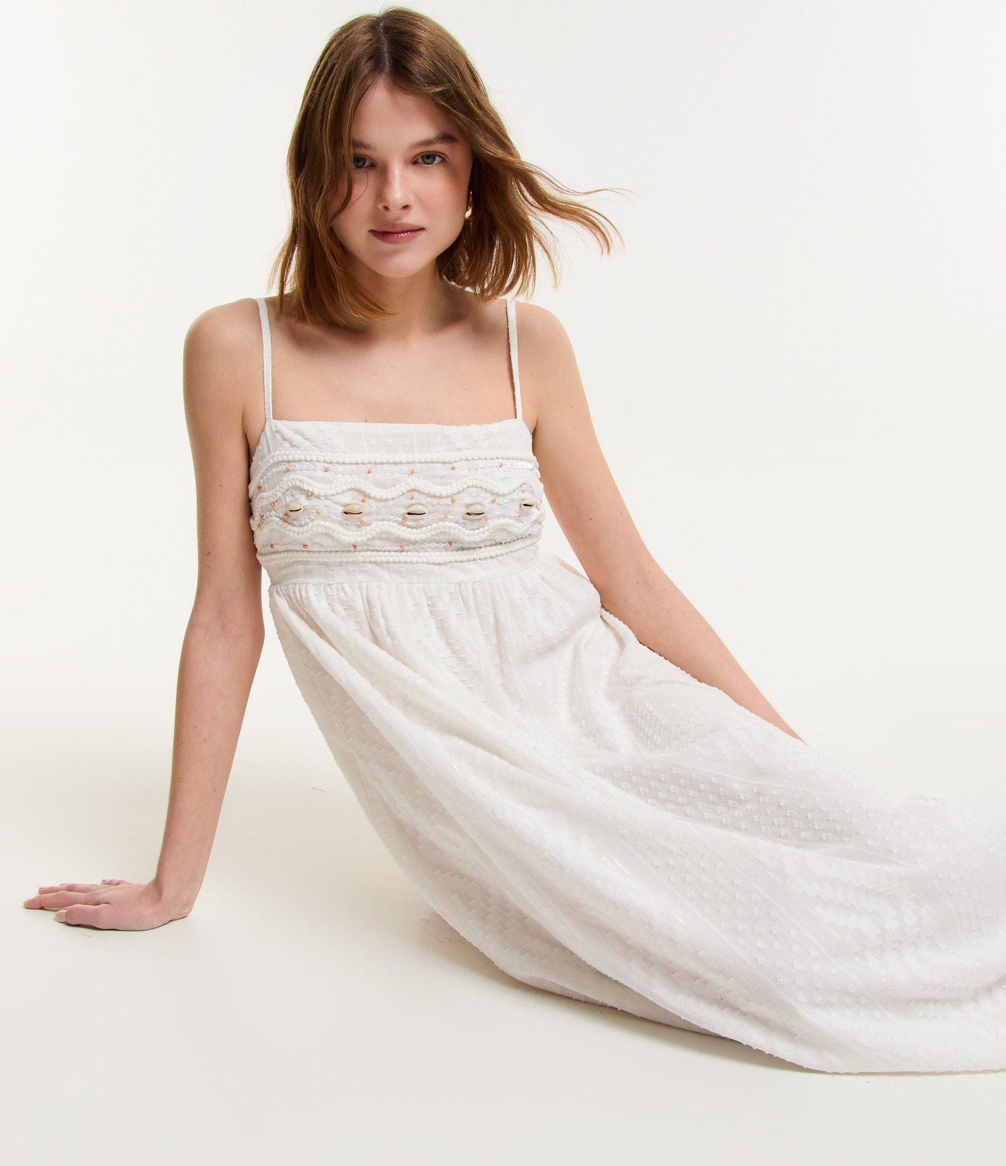 Novo vestido midi branco com conchas bordadas