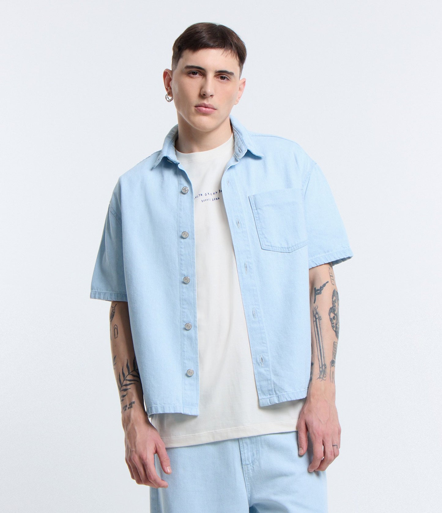 Camisa Boxy Denim com bolso e mangas curtas - Azul