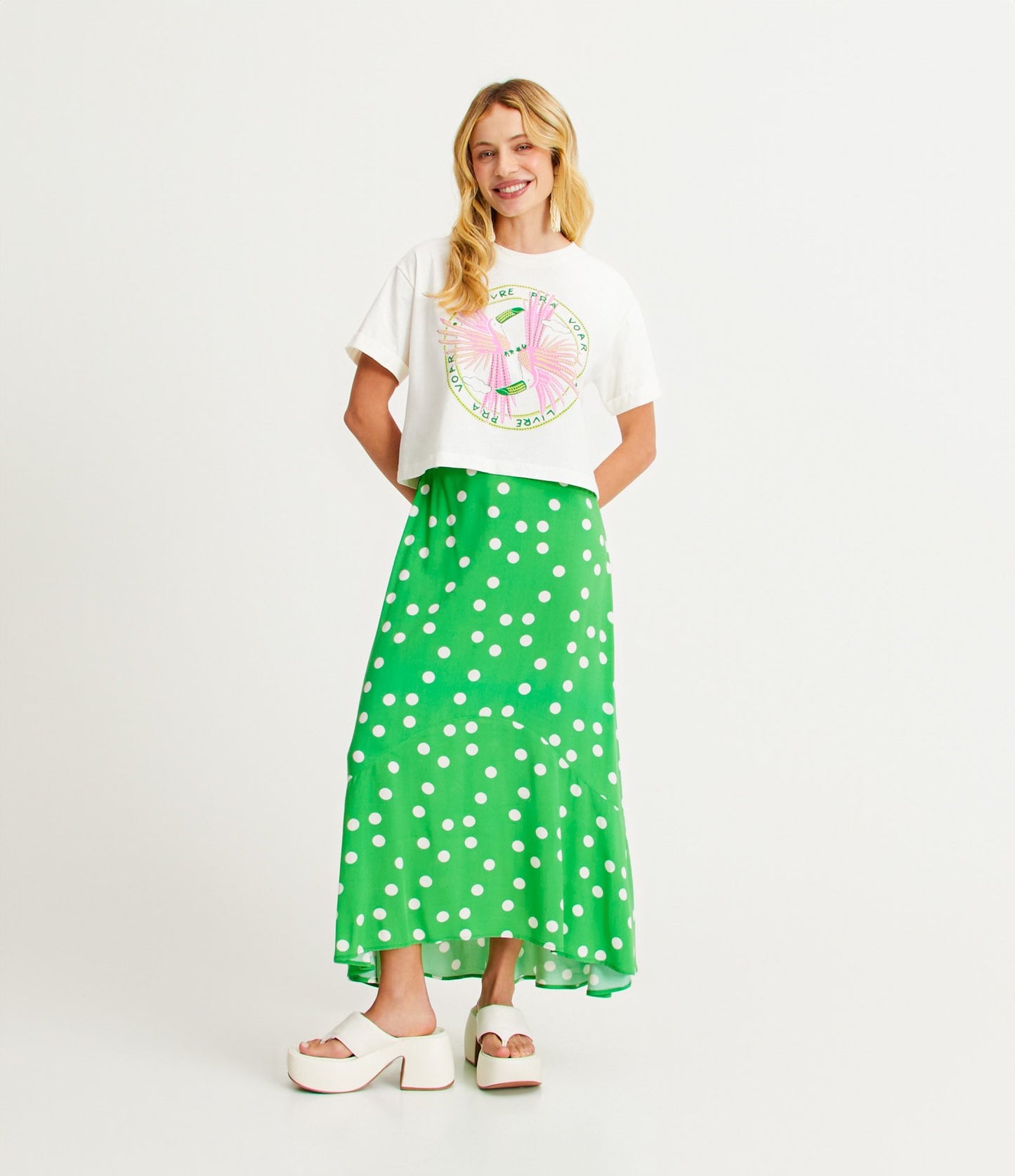 Saia midi em viscose com bainha irregular e estampa de bolinhas verdes