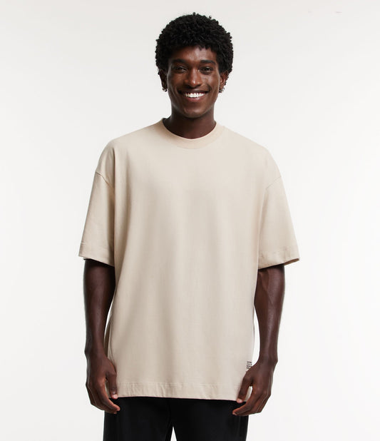 Camiseta de algodão de tamanho grande com impressão de letras na bainha bege