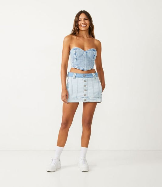 Saia jeans curta com cós contrastante e painéis azuis