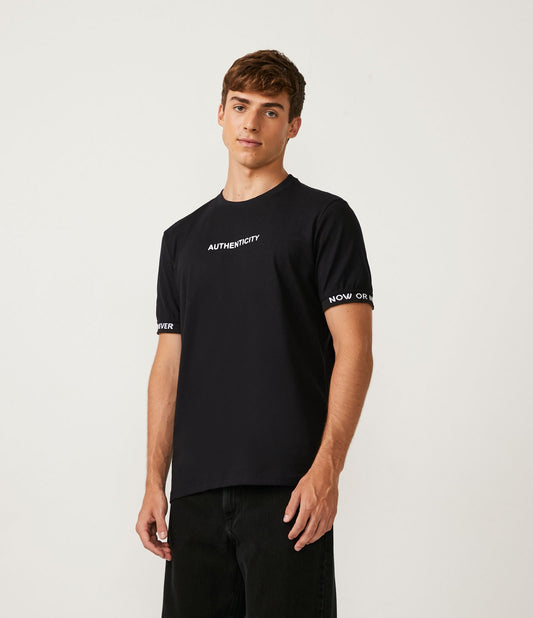 Camiseta preta de ajuste regular com a inscrição "Authenticity" em tecido de meia malha