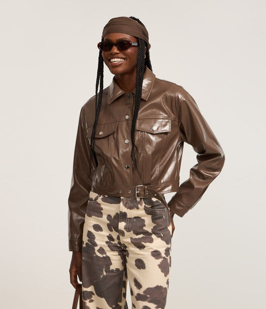 Giacca Trucker marrone in PU con tasche e fibbia sul fondo