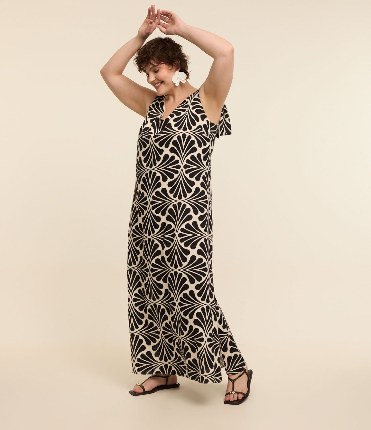 Vestido viscolinho preto com estampa abstrata - Curve e Plus Size