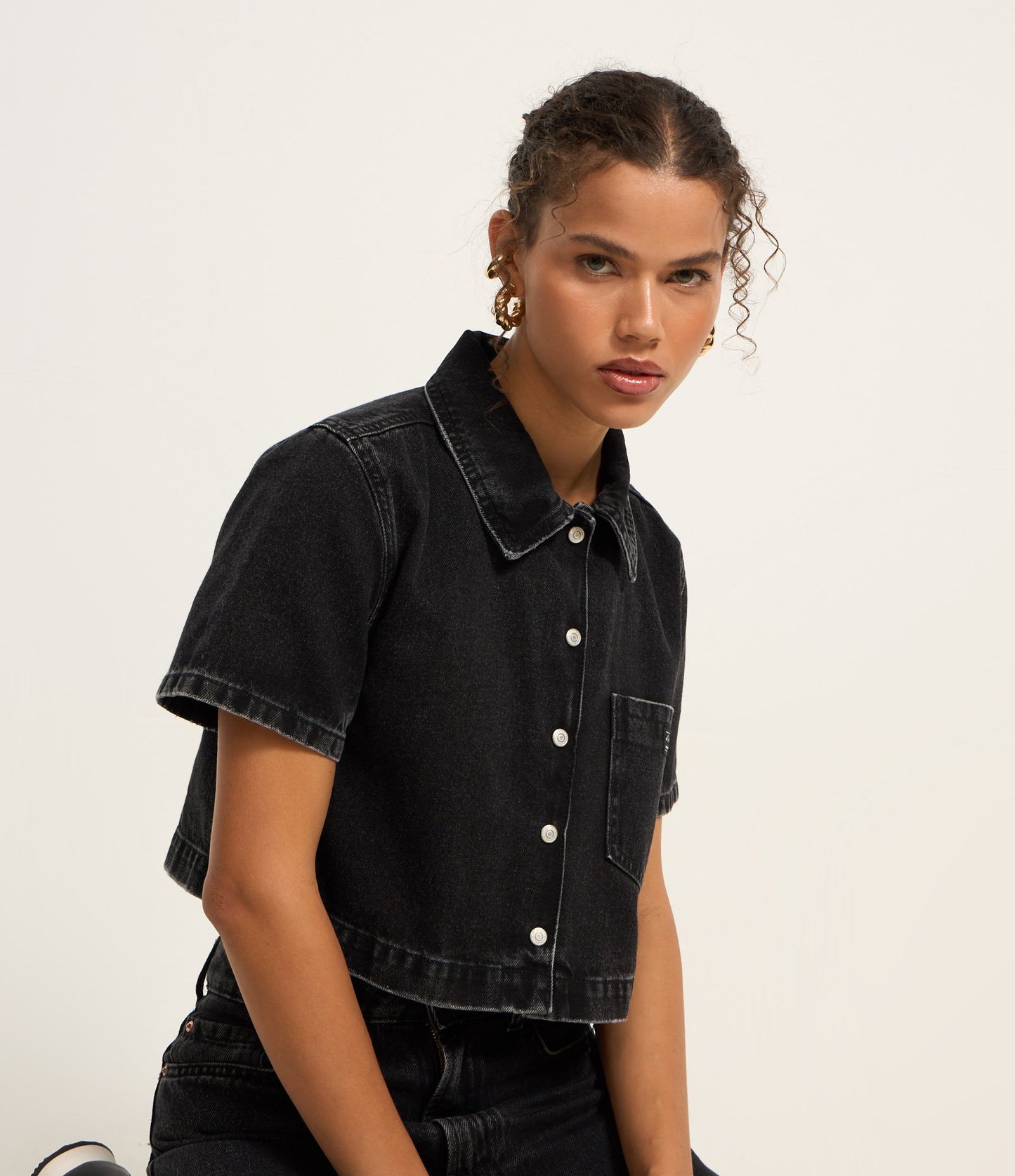 Camisa vaquera negra con bolsillos delanteros