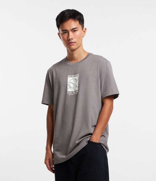 Camiseta Comfort Cotton com estampa "Out of Office" em cinza