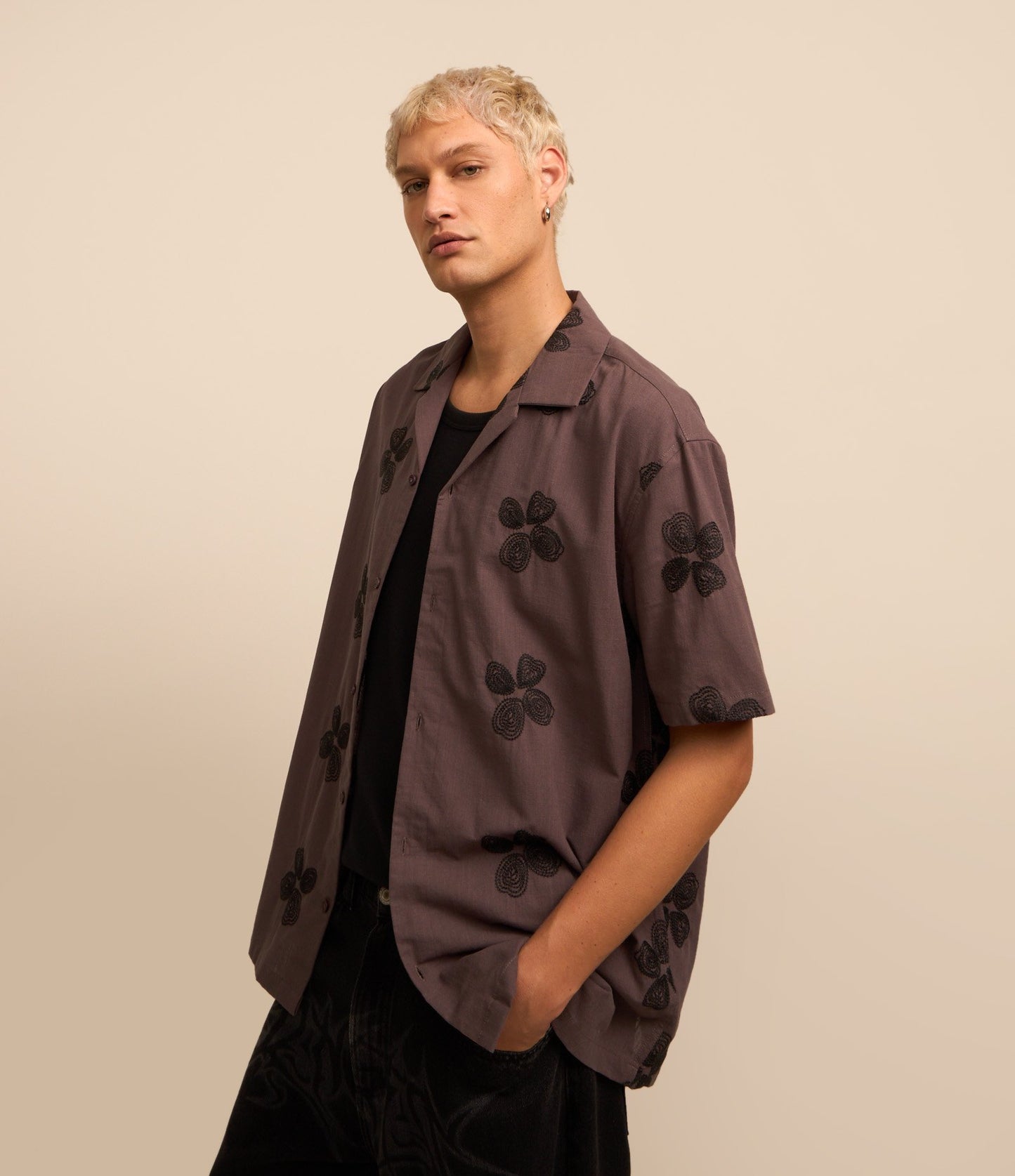 Camicia Oxford rilassata con motivo floreale ricamato in viola