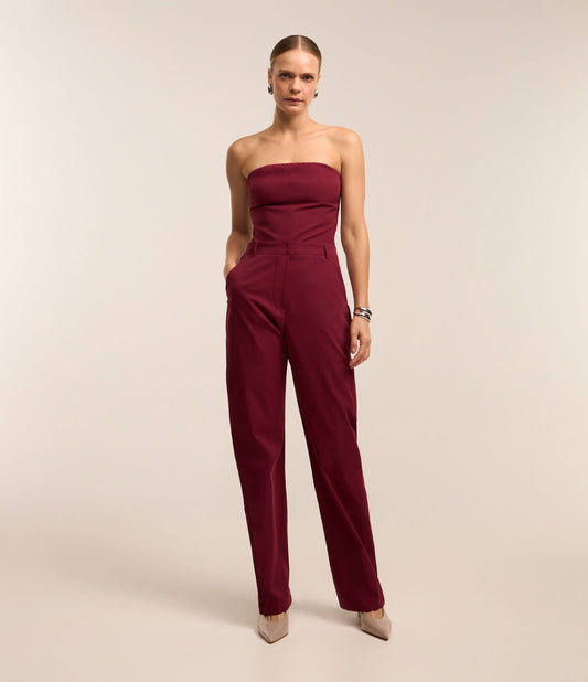 Tuta sartoriale senza spalline con passanti per la cintura in rosso vino