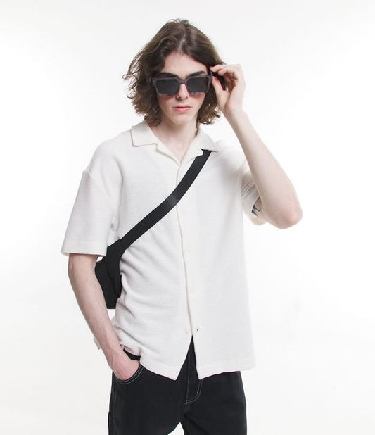Camisa Boxy de malha texturizada Off-White com recorte lateral