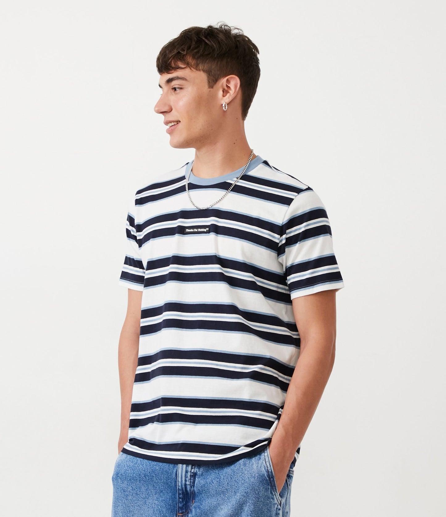 Camiseta regular de algodão com listras e etiqueta de borracha azul