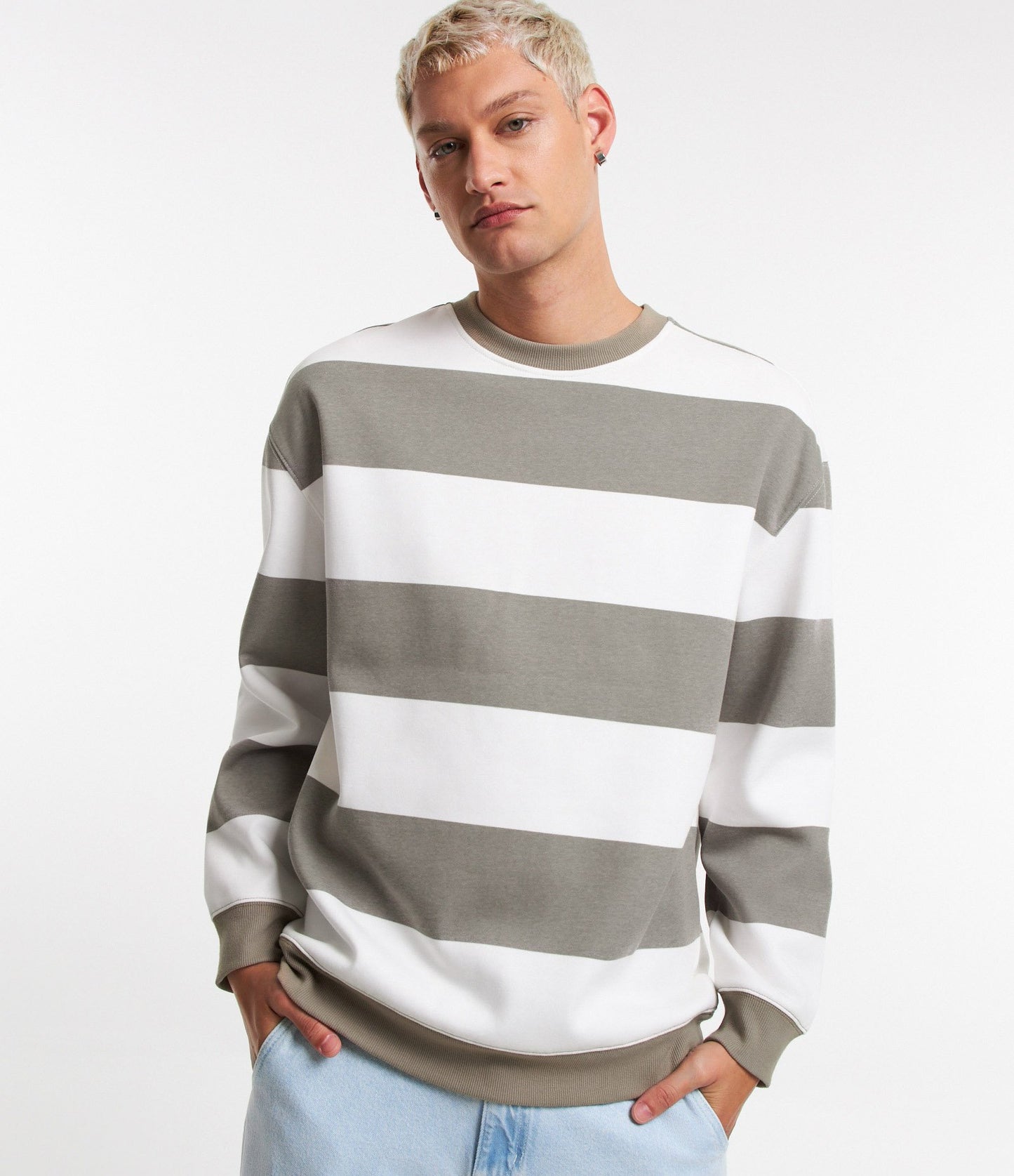 Striped Balloon Sweatshirt with Ribbed Cuffs and Hem in White/Gray