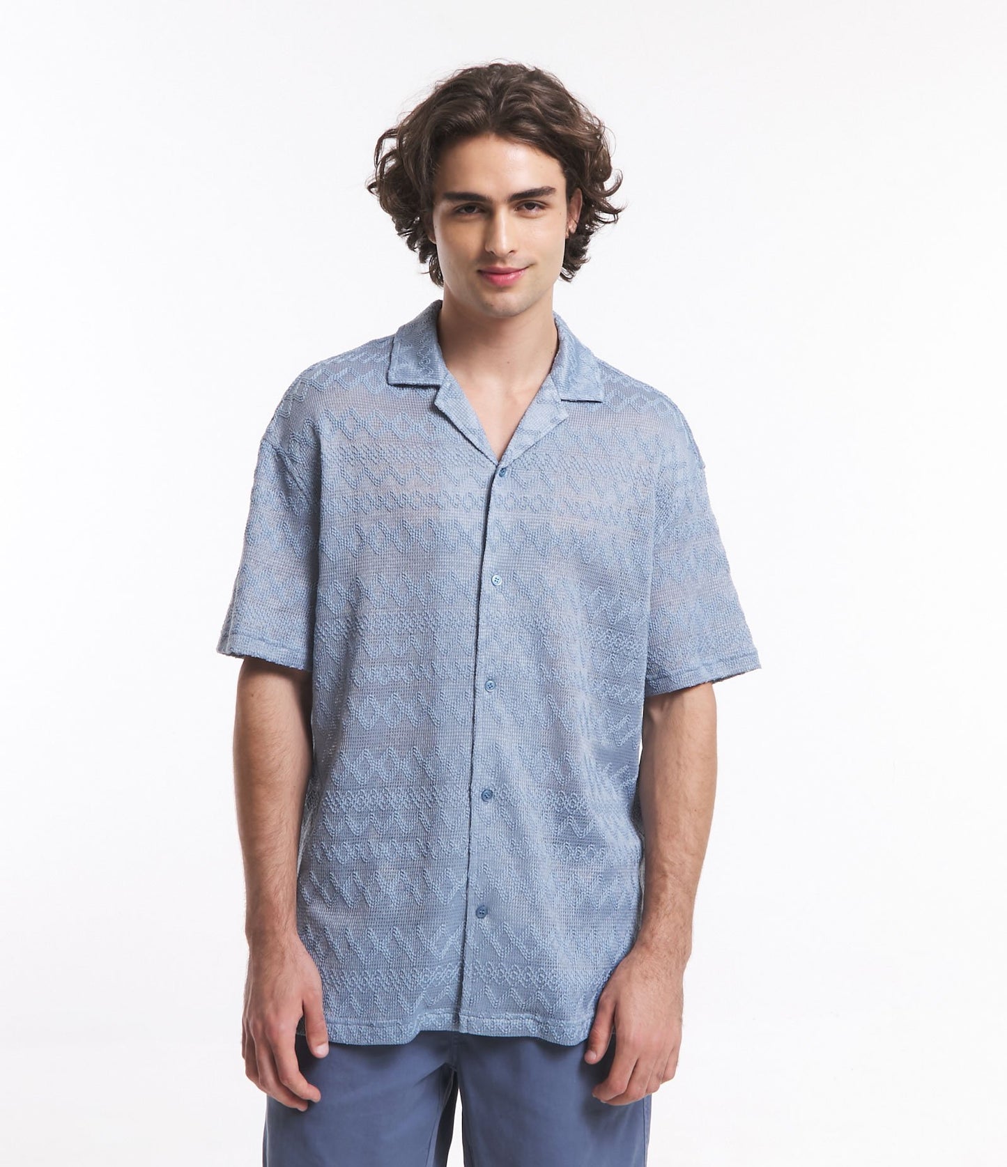 Camisa Tricoline de manga curta com bordado geométrico azul