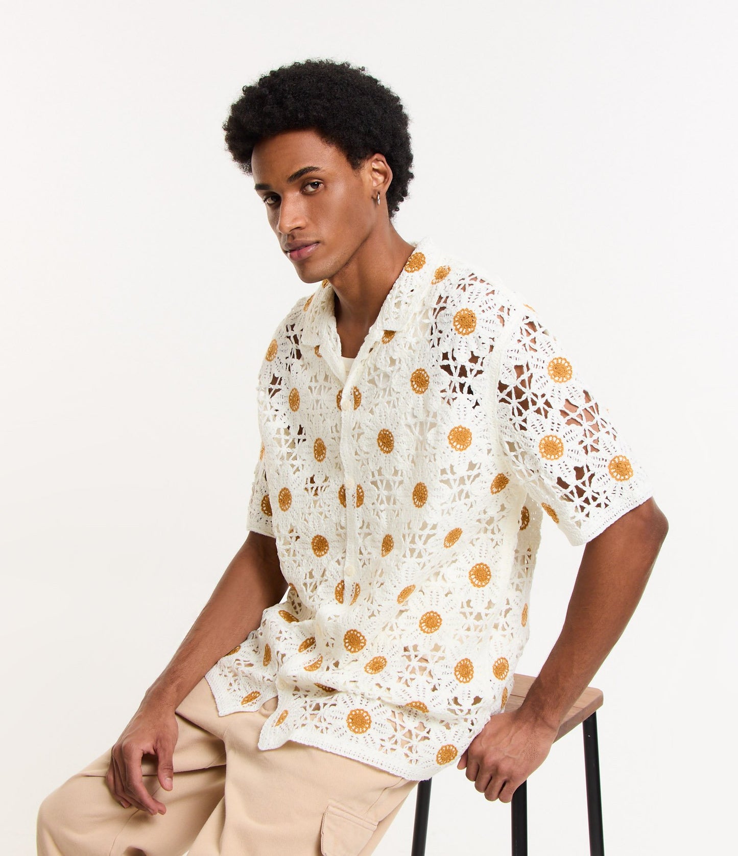 Camisa boxy texturizada con efecto de ganchillo y diseño de girasoles blancos