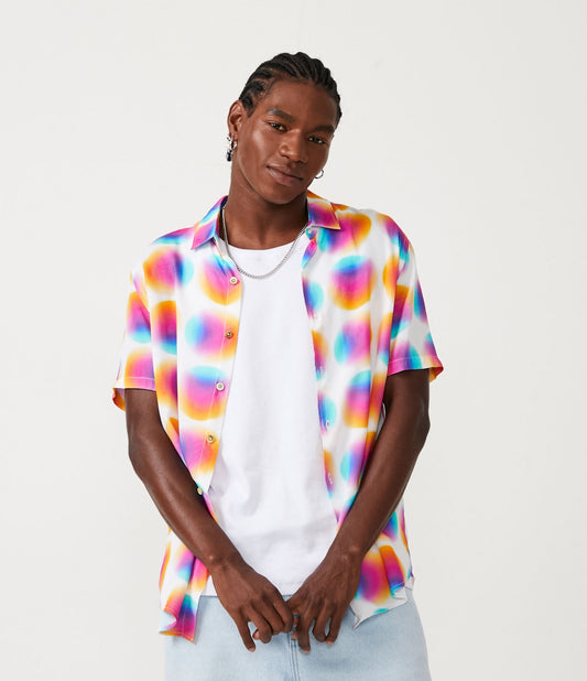 Camisa de viscose regular com estampa de círculos brancos