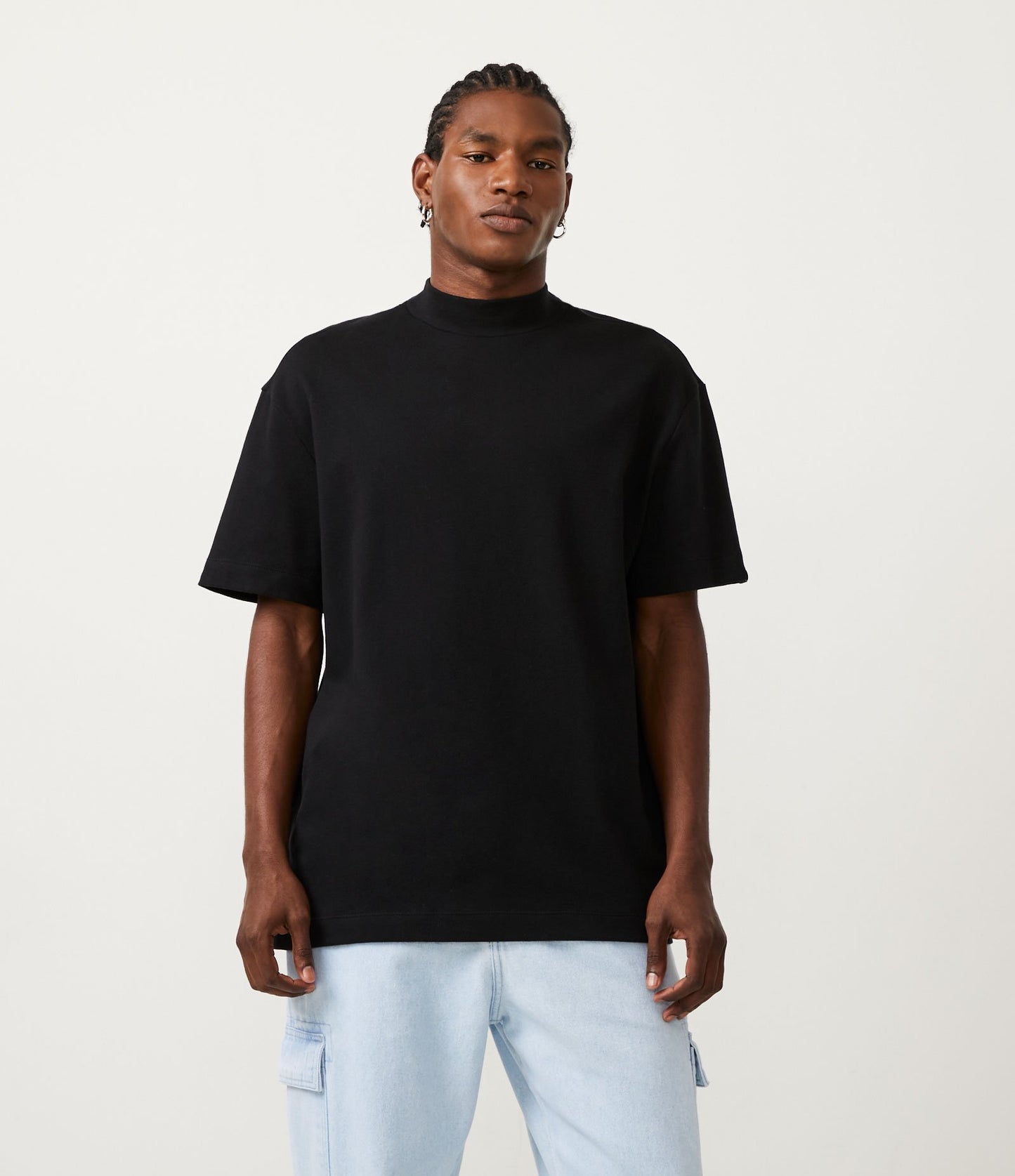 Camiseta negra de manga corta y cuello redondo de algodón Suedine