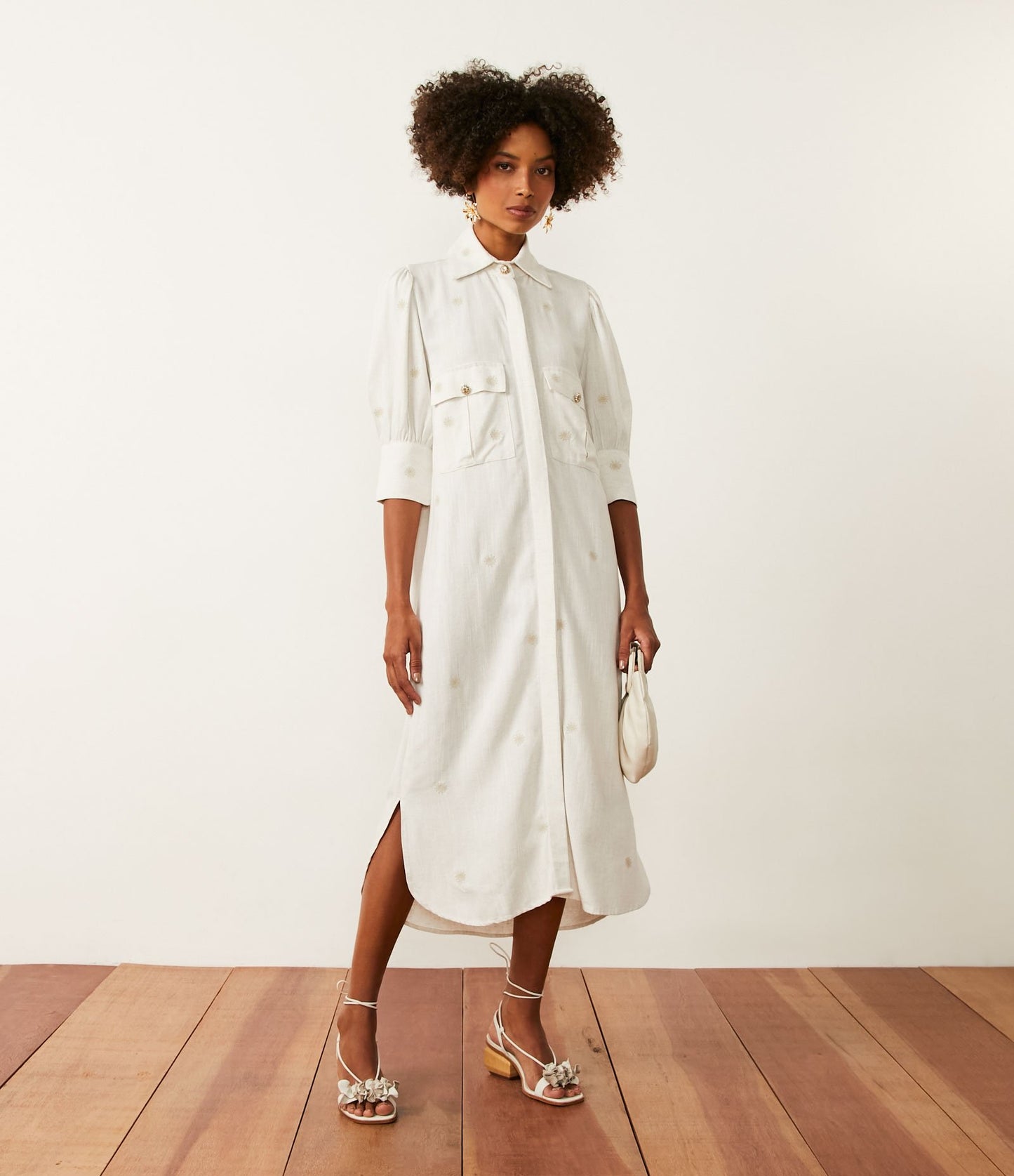 Vestido de camisa de linho off-white com bordado