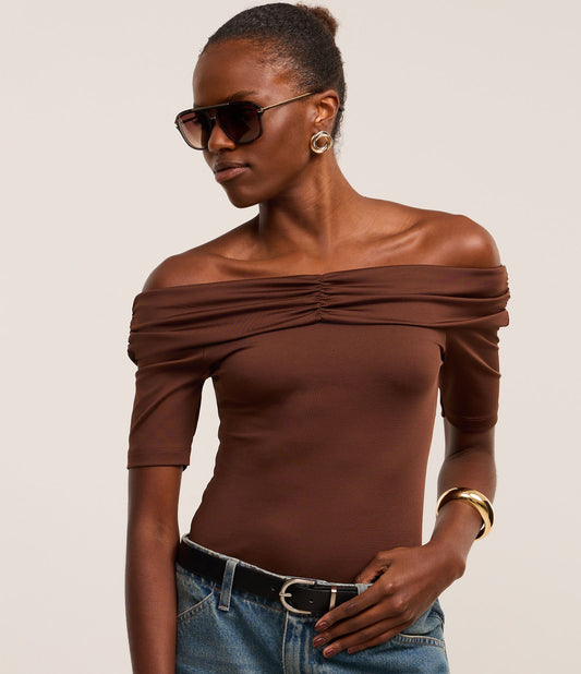 Blusa Ombro a Ombro com Detalhe de Decote Drapeado e Dobrado em Marrom