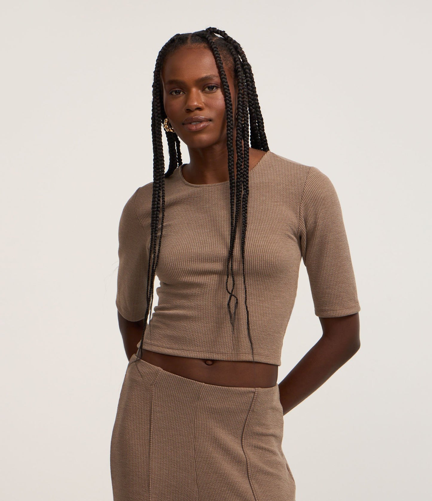 Camicetta cropped con dettaglio cut-out sulla schiena