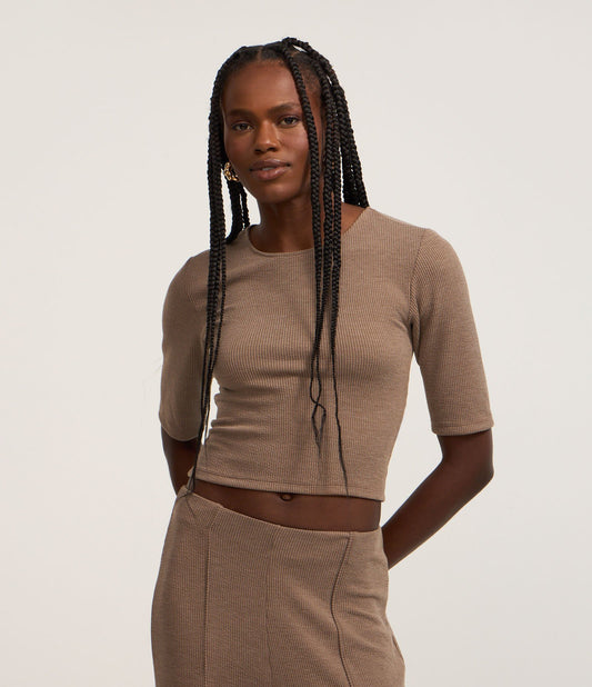 Camicetta cropped con dettaglio cut-out sulla schiena