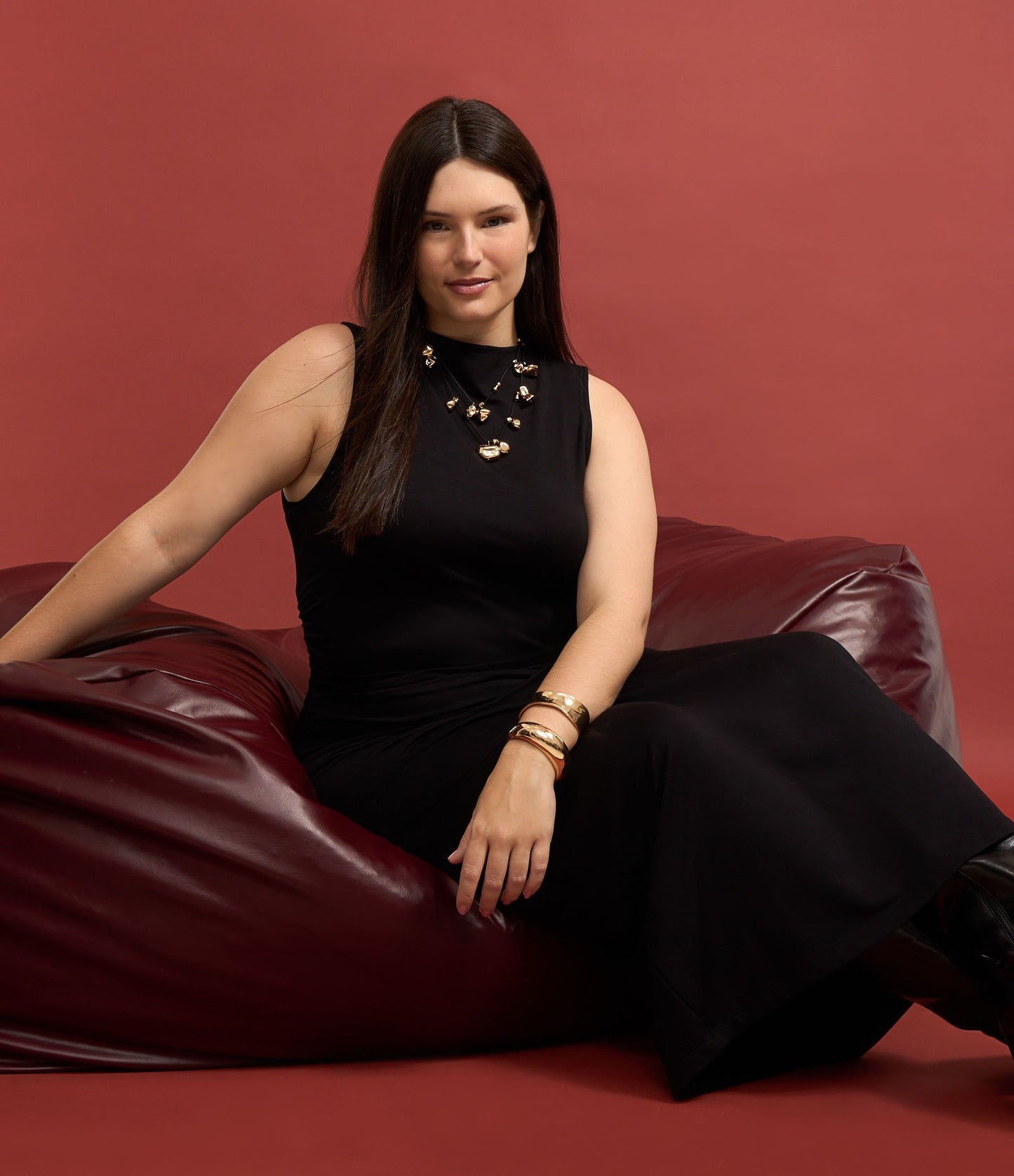 Vestido midi preto em tecido de moletom com babados, curvas e tamanhos grandes