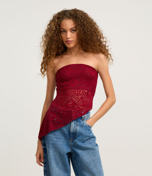 Blusa roja de encaje sin tirantes con dobladillo asimétrico