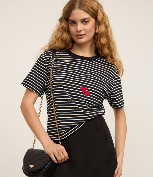Camiseta de Algodão de Manga Curta com Estampa Listrada Preta e Branca e Coração