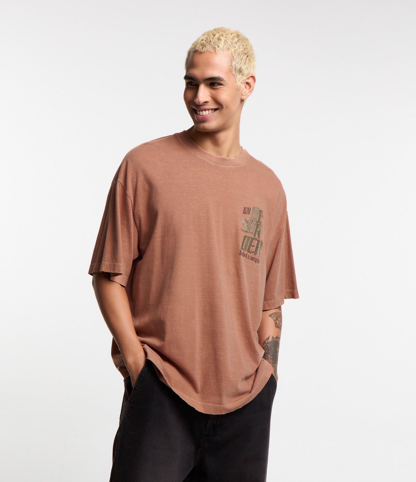 Camiseta marrom boxy de algodão com estampa de desordem