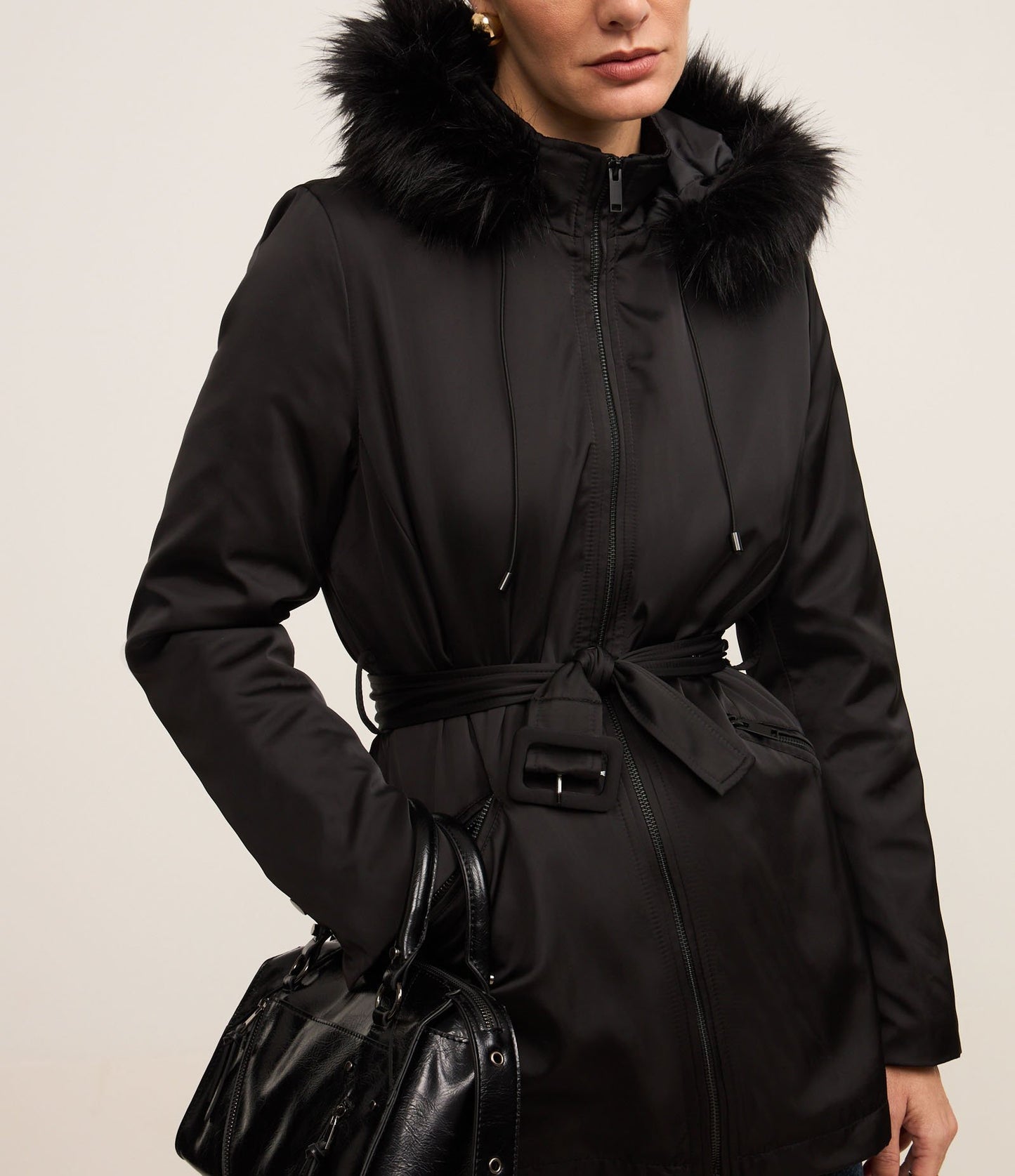 Parka Preta com Capuz, Pelo Sintético e Cinto com Fivela