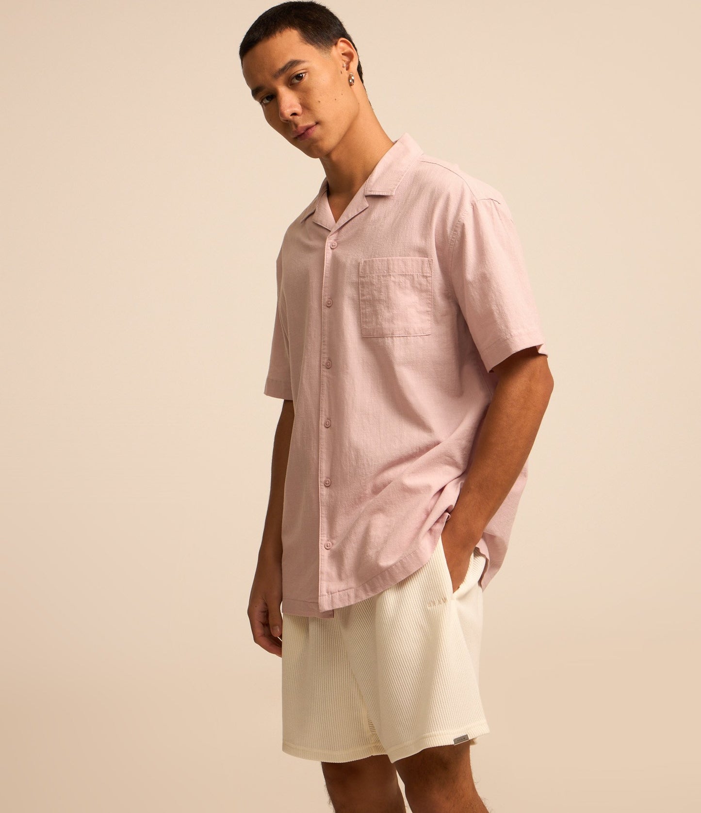 Pantalón corto de chándal de canalé con cordón blanco en la cintura