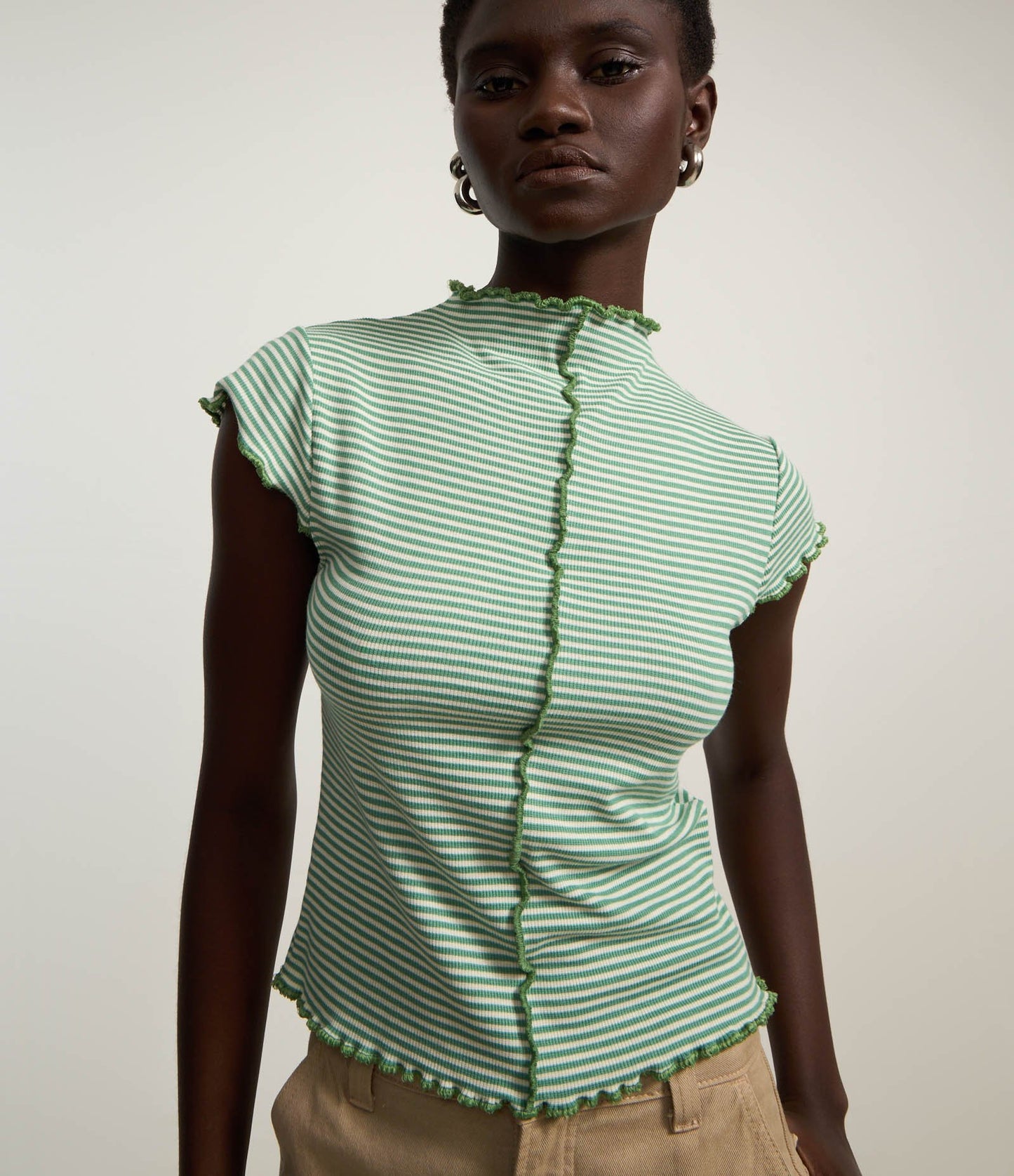 Blusa Canelada de Gola Alta com Barra Babada em Verde