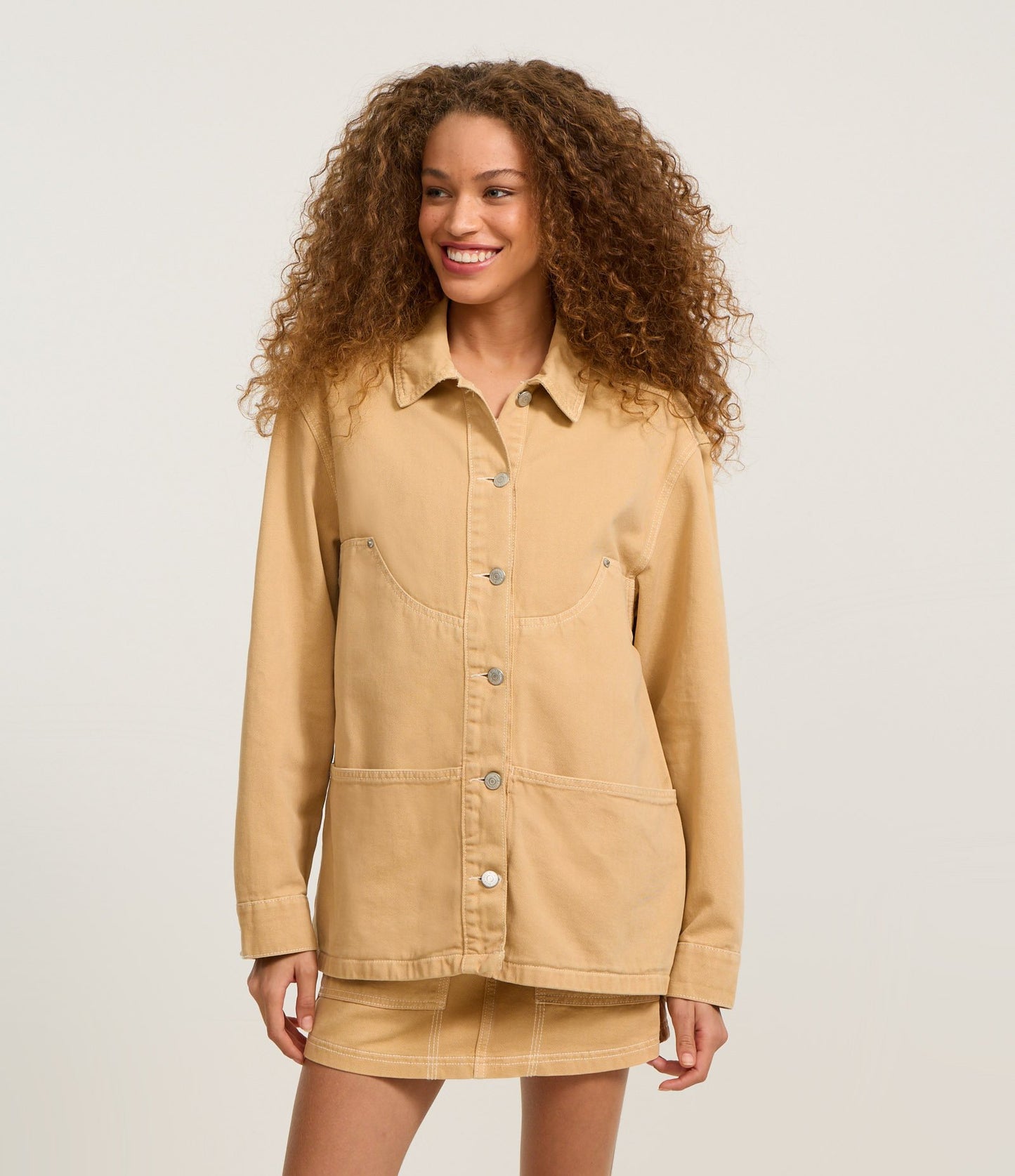 Camicia over in Twill con cotone organico e cuciture beige a contrasto