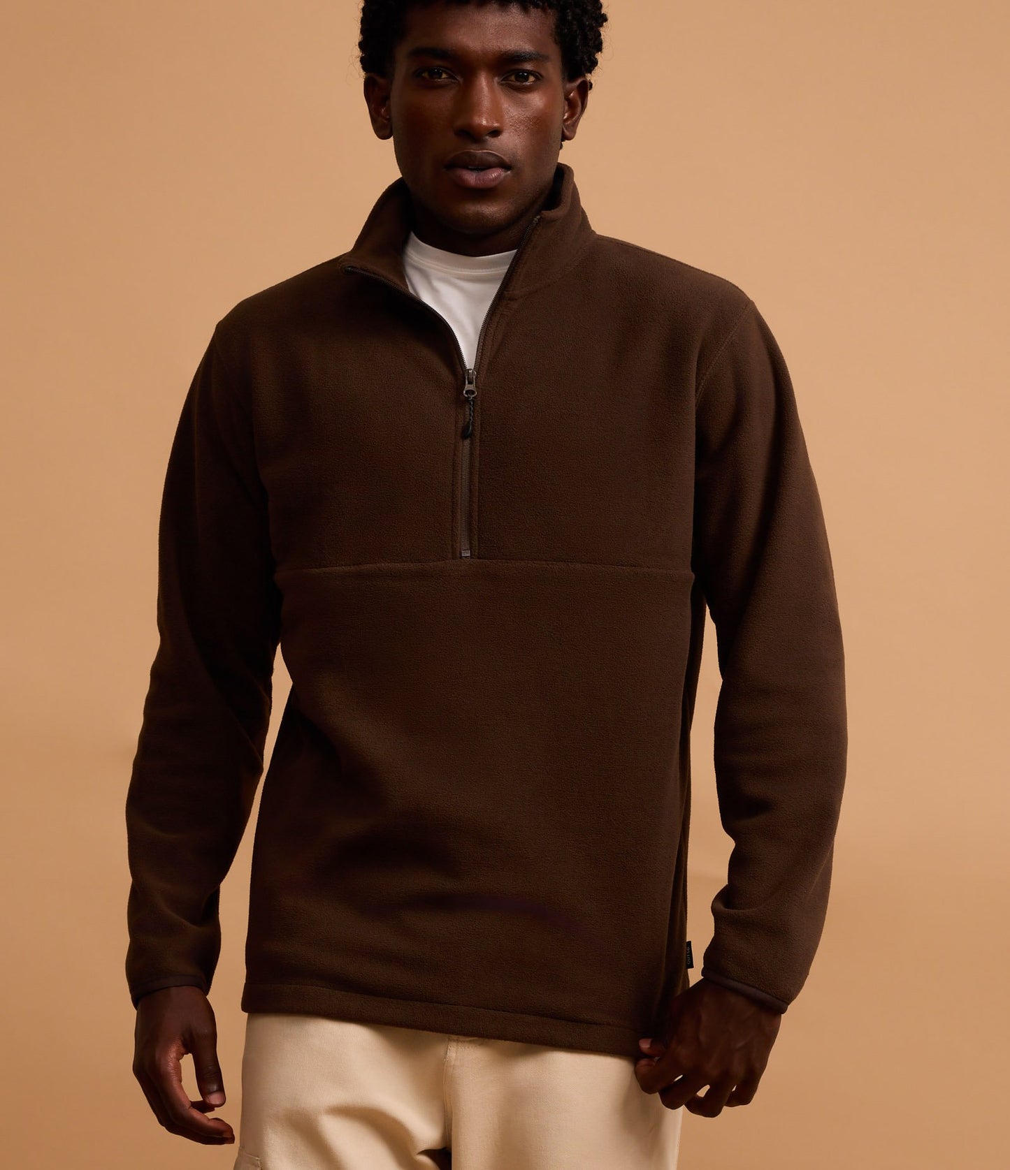 Chaqueta polar marrón con cuello alto y cremallera