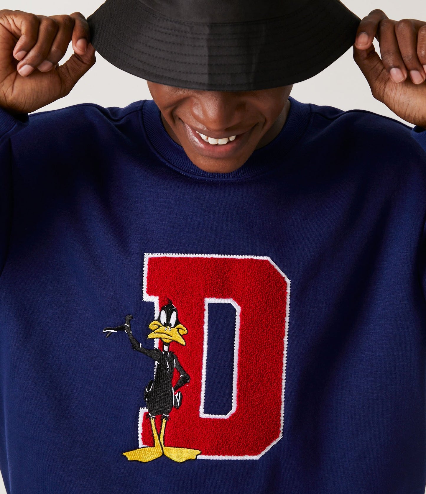 Felpa chiusa con stampa Daffy Duck e lettera blu D