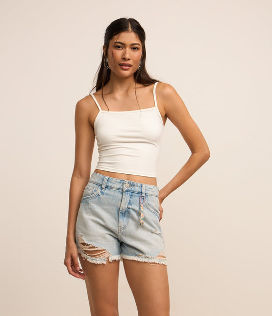 Short Slim Jeans com detalhes desgastados e chaveiro azul
