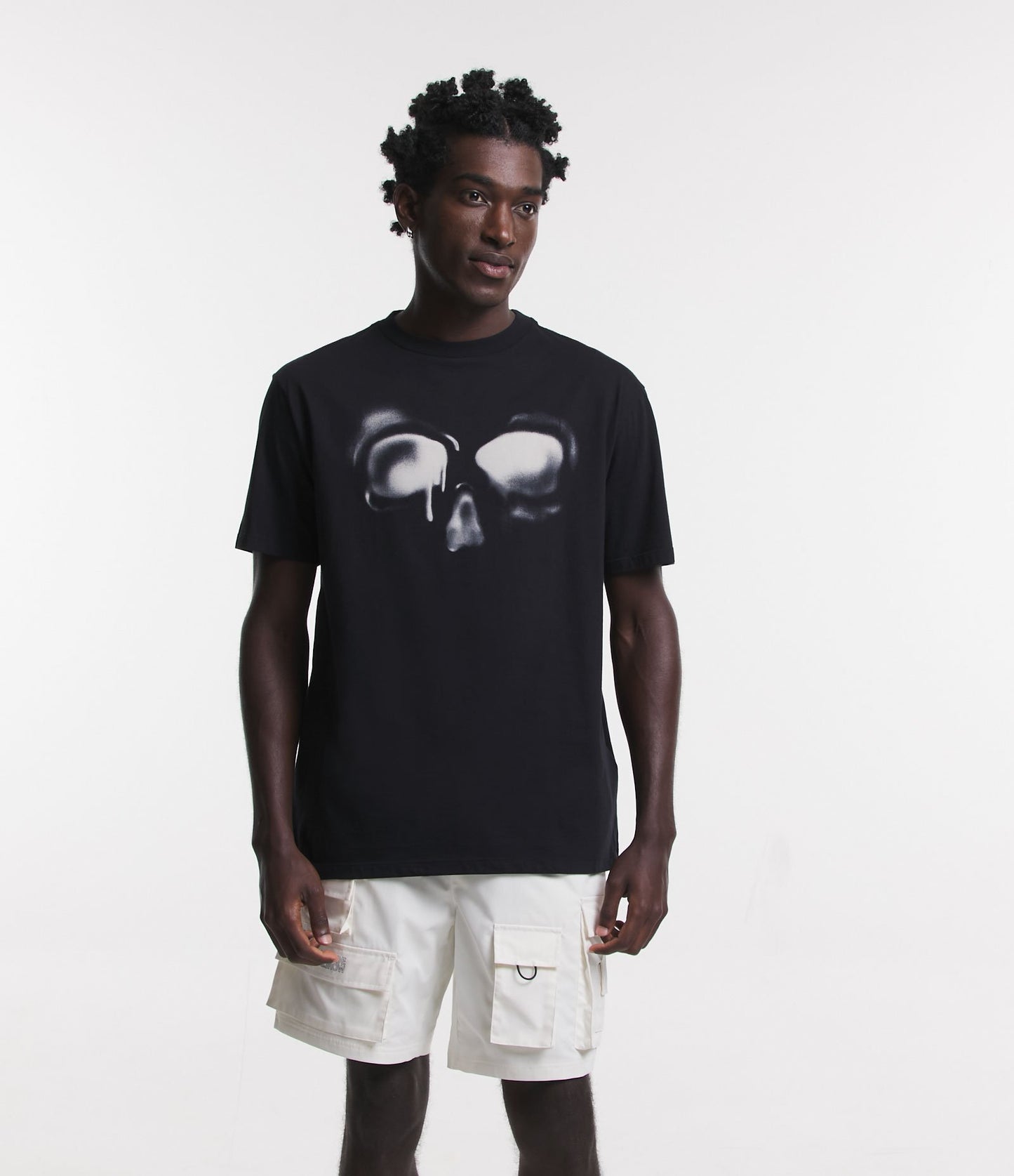 Camiseta preta descontraída com estampa de caveira em tecido de meia malha