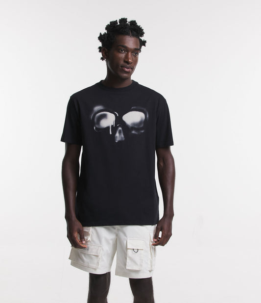 Camiseta preta descontraída com estampa de caveira em tecido de meia malha