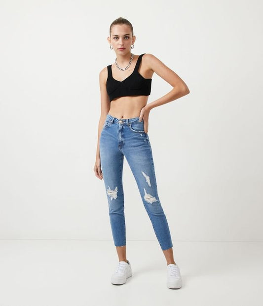 Calça jeans skinny azul com rasgos no joelho