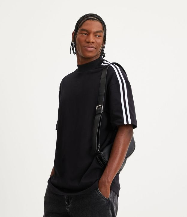 Camiseta relaxada de gola alta em preto com listras nos ombros