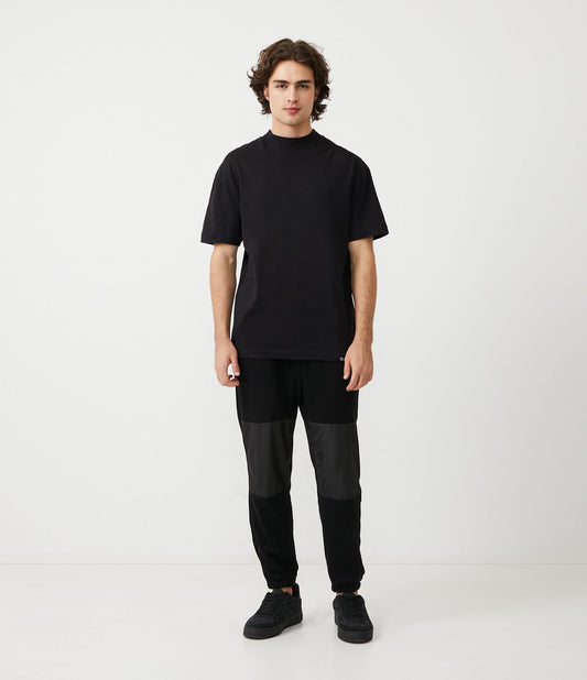 Pantaloni neri a palloncino con vita elastica e dettagli tagliati