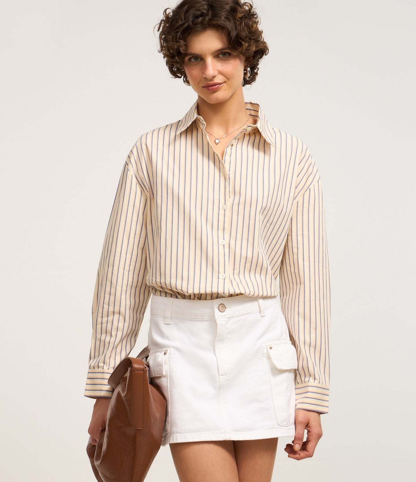 Camicia lunga a righe tricolori con bottoni beige