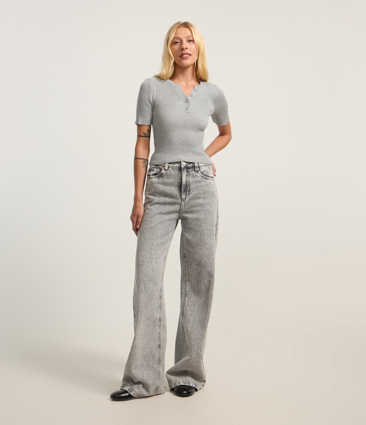 Camicetta grigia in maglia con bottoni sulla scollatura