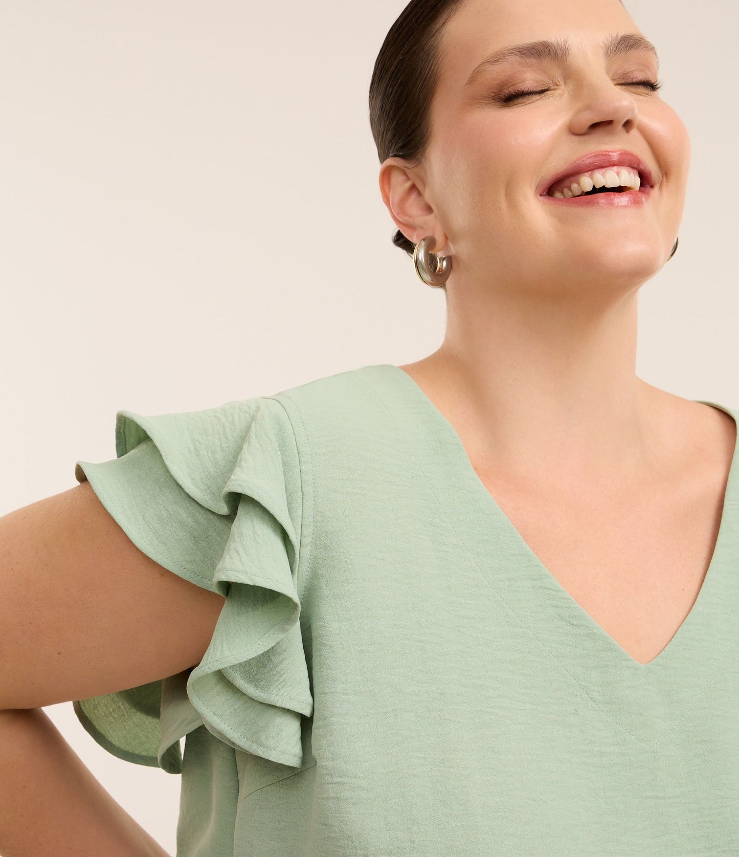 Camicetta in crepe verde chiaro con doppio volant sulla spalla - Curve e taglie forti