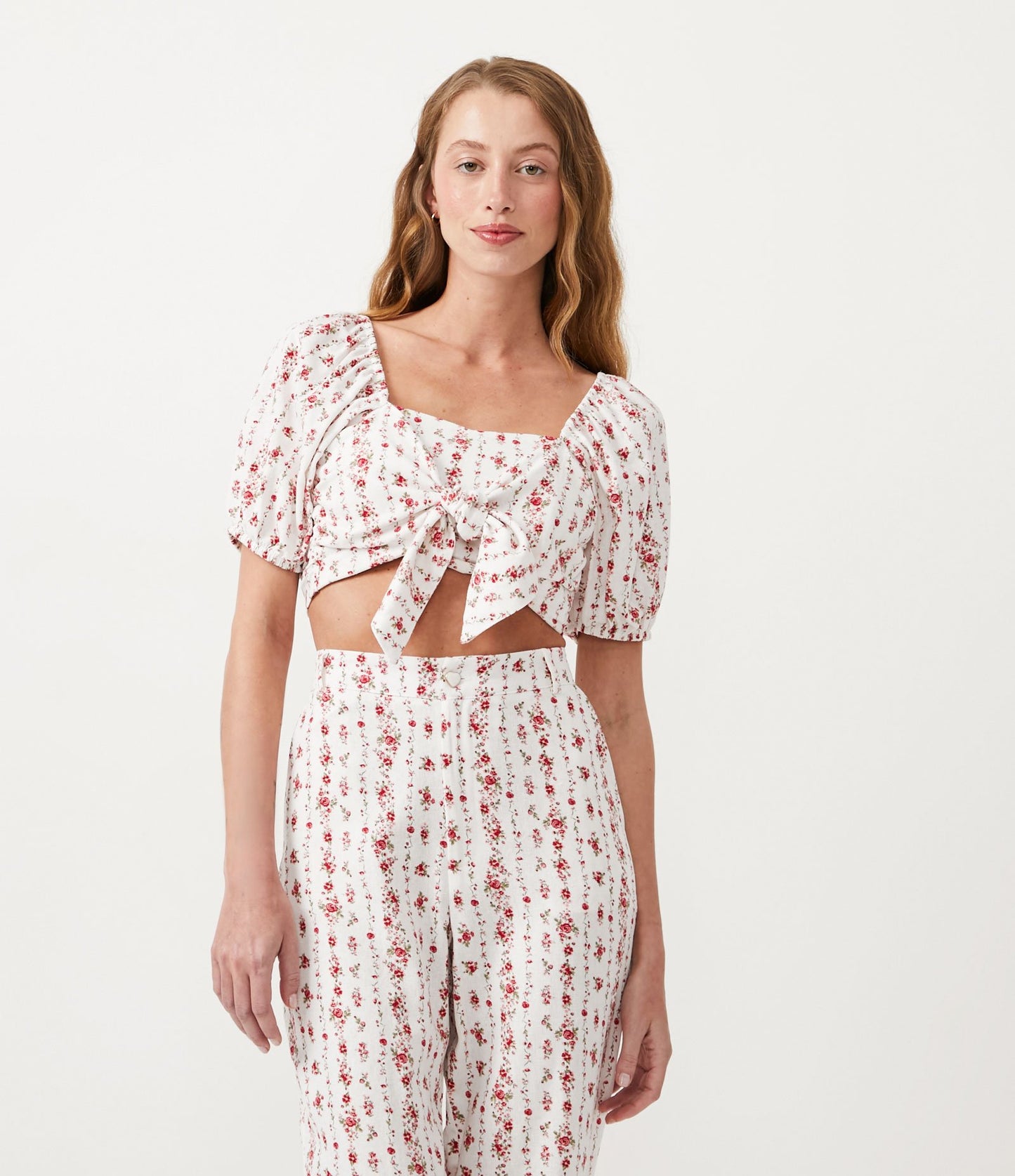 Camicetta cropped bianca in lino di viscosa con cravatta frontale e schiena smocked