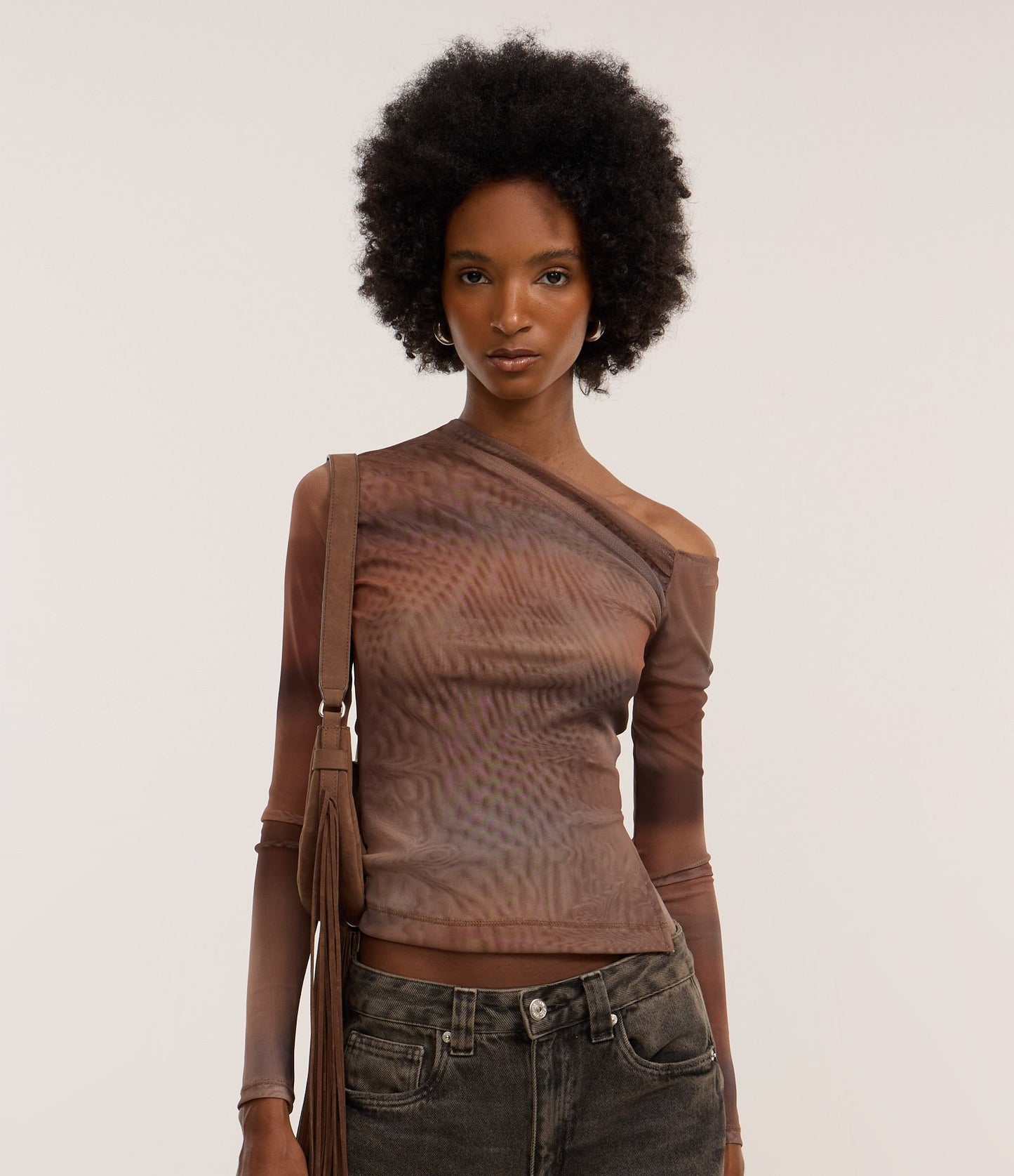 Camicetta in tulle con colletto asimmetrico e stampa maculata marrone