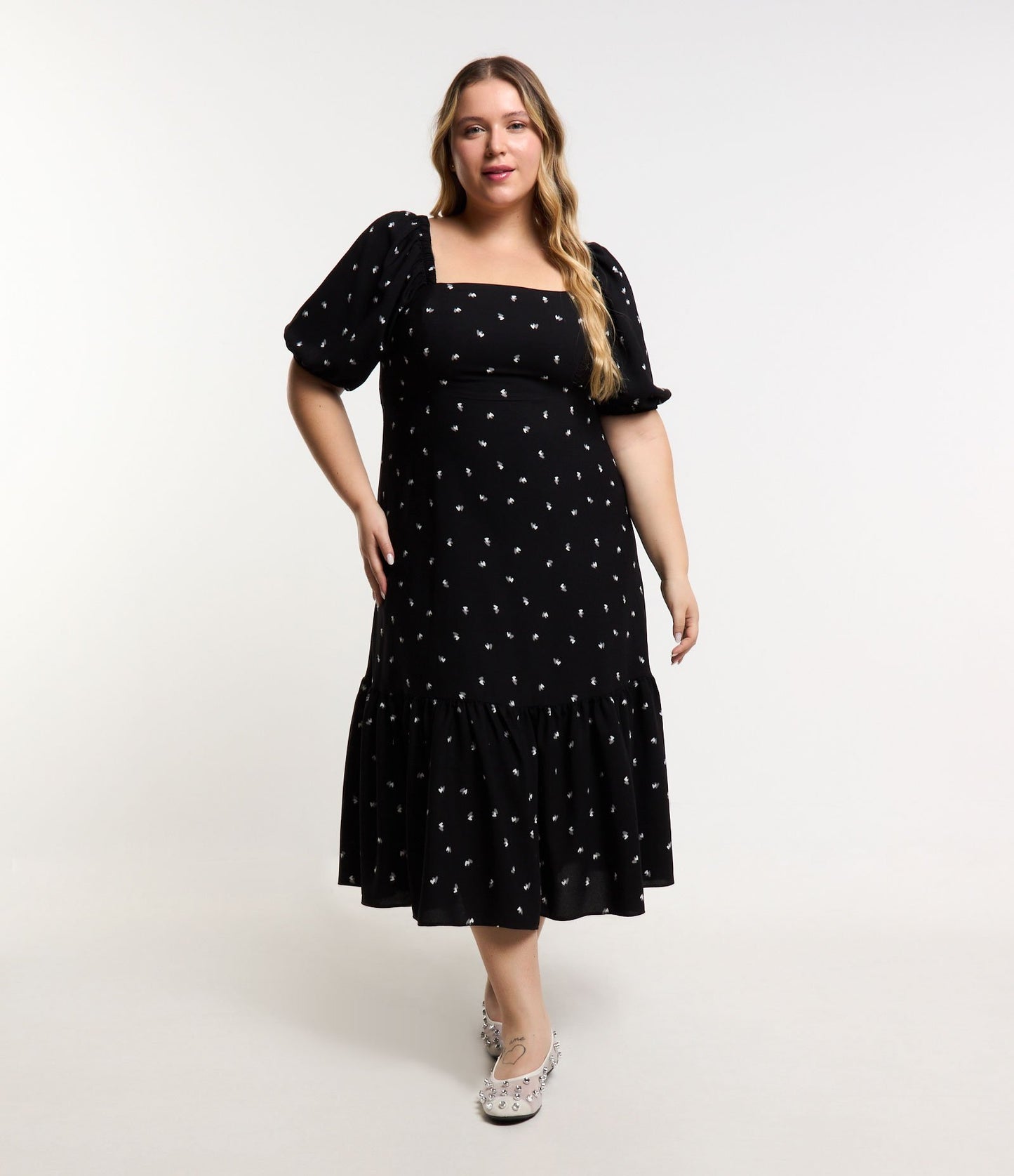 Vestito midi in crepe con stampa a cuore e volant, Curve e taglie forti, nero