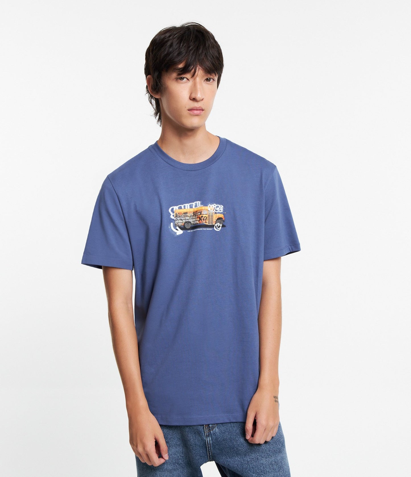 Camiseta Comfort Cotton com estampa de ônibus em estilo grafite azul