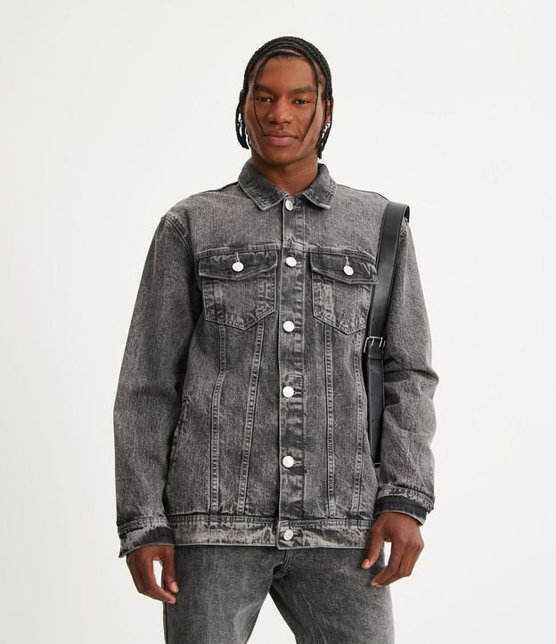 Jaqueta jeans marmorizada preta de ajuste descontraído com bolsos frontais e detalhes recortados