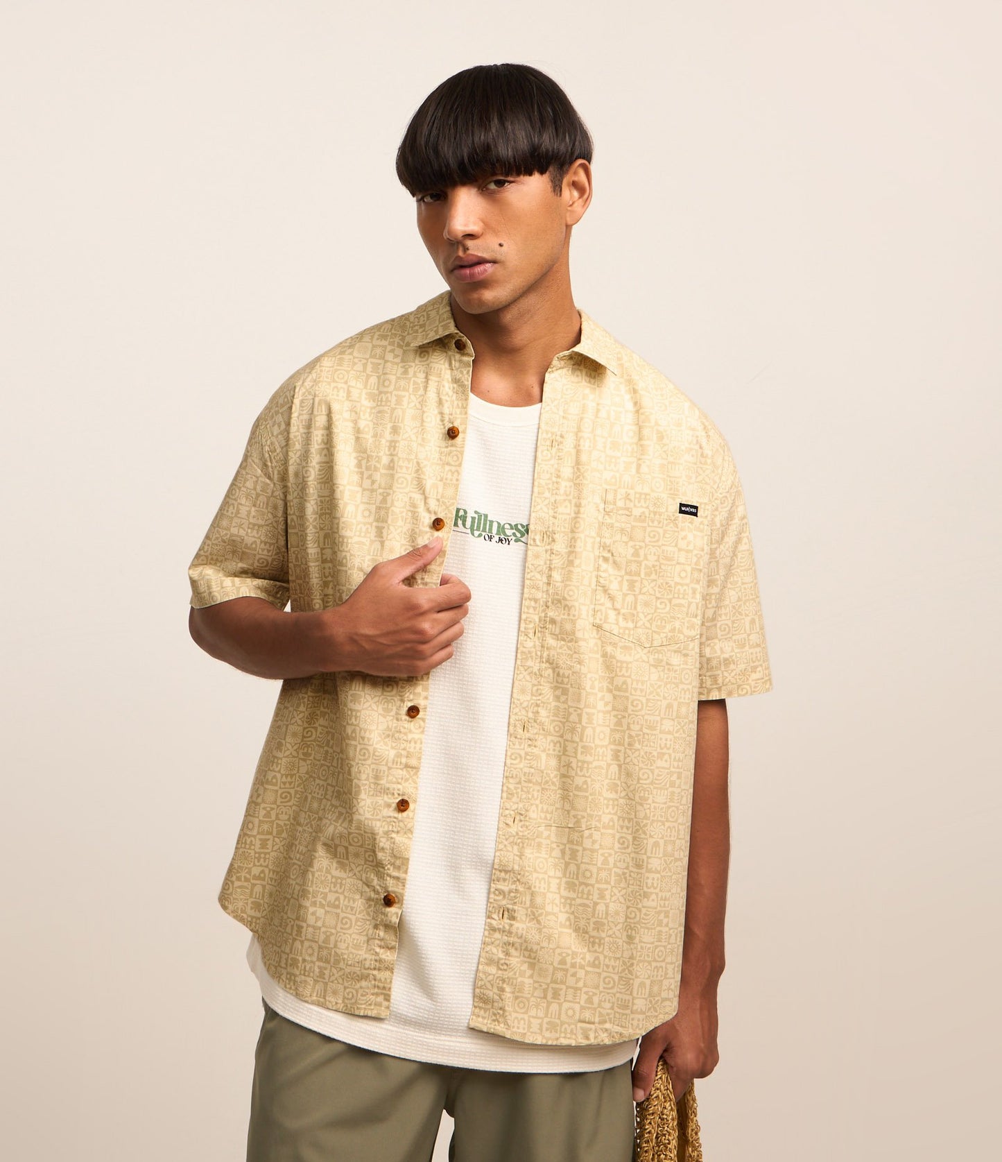 Camicia tricolore rilassata con tasca e stampa icona beige