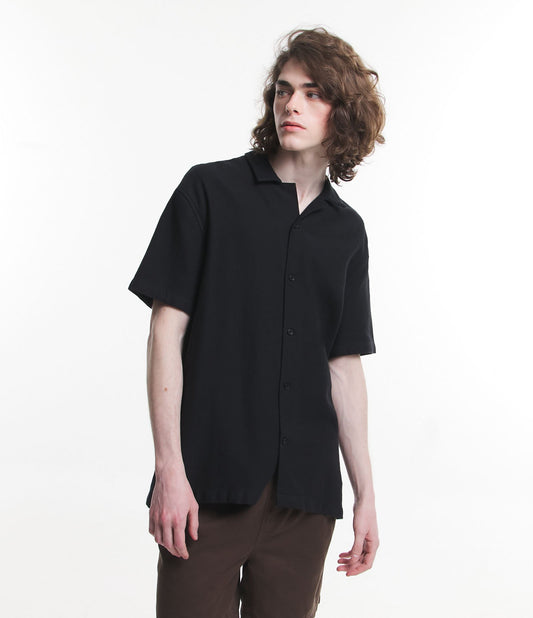 Camisa descontraída de algodão texturizado com gola preta